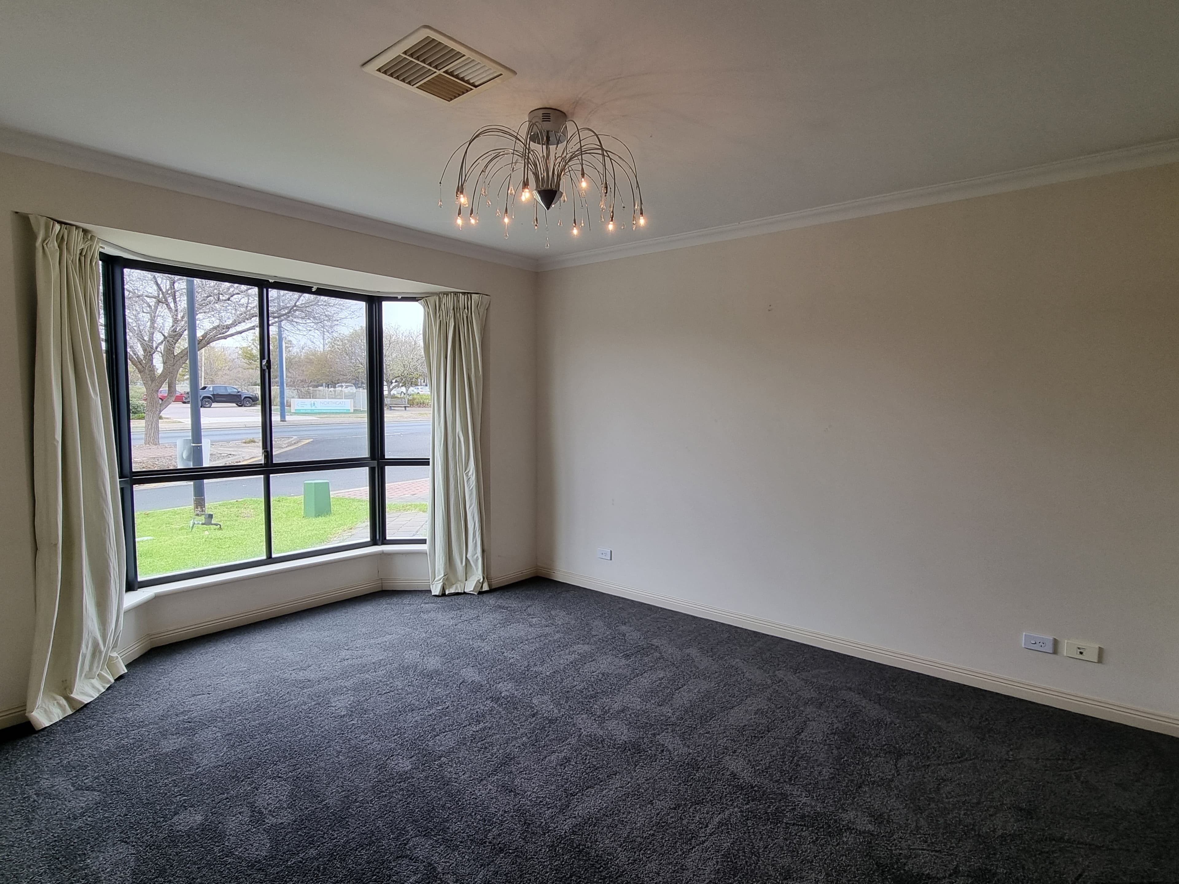 209 Folland Avenue LIGHTSVIEW, Lightsview - Thumbnail 2
