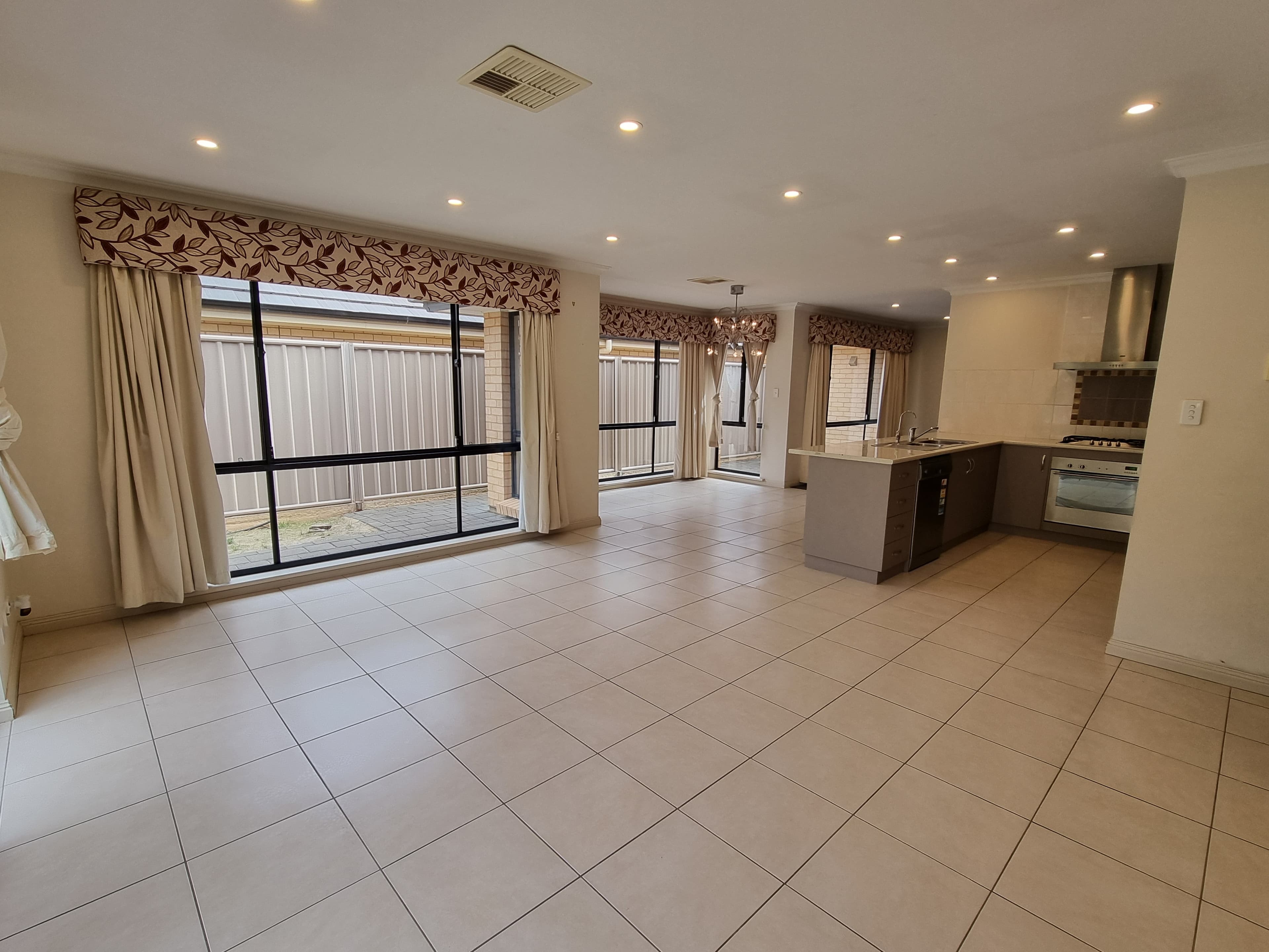 209 Folland Avenue LIGHTSVIEW, Lightsview - Thumbnail 8