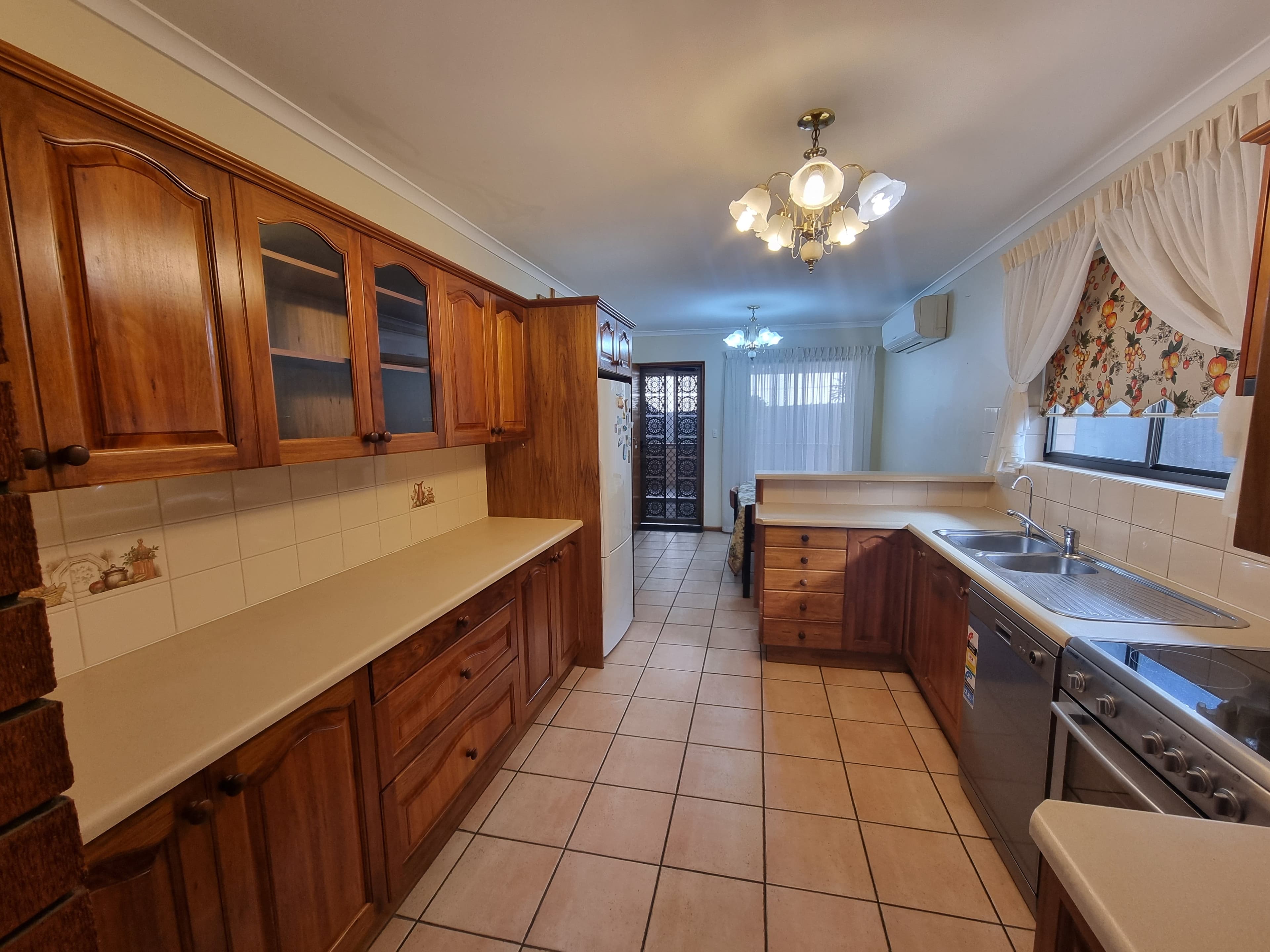 8 Valley View Drive HIGHBURY, Highbury - Thumbnail 2