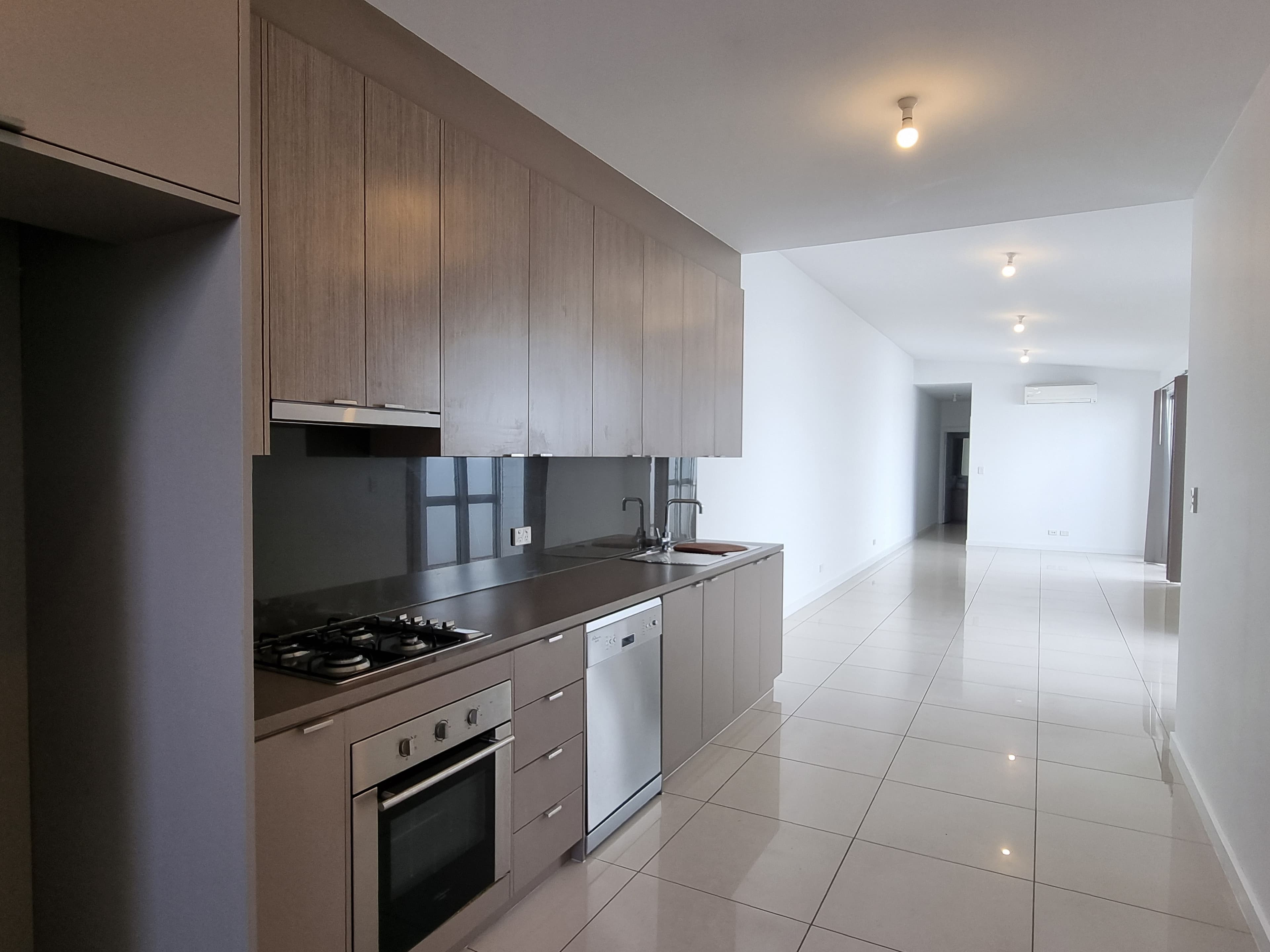 24 South Parkway LIGHTSVIEW, Lightsview - Thumbnail 4