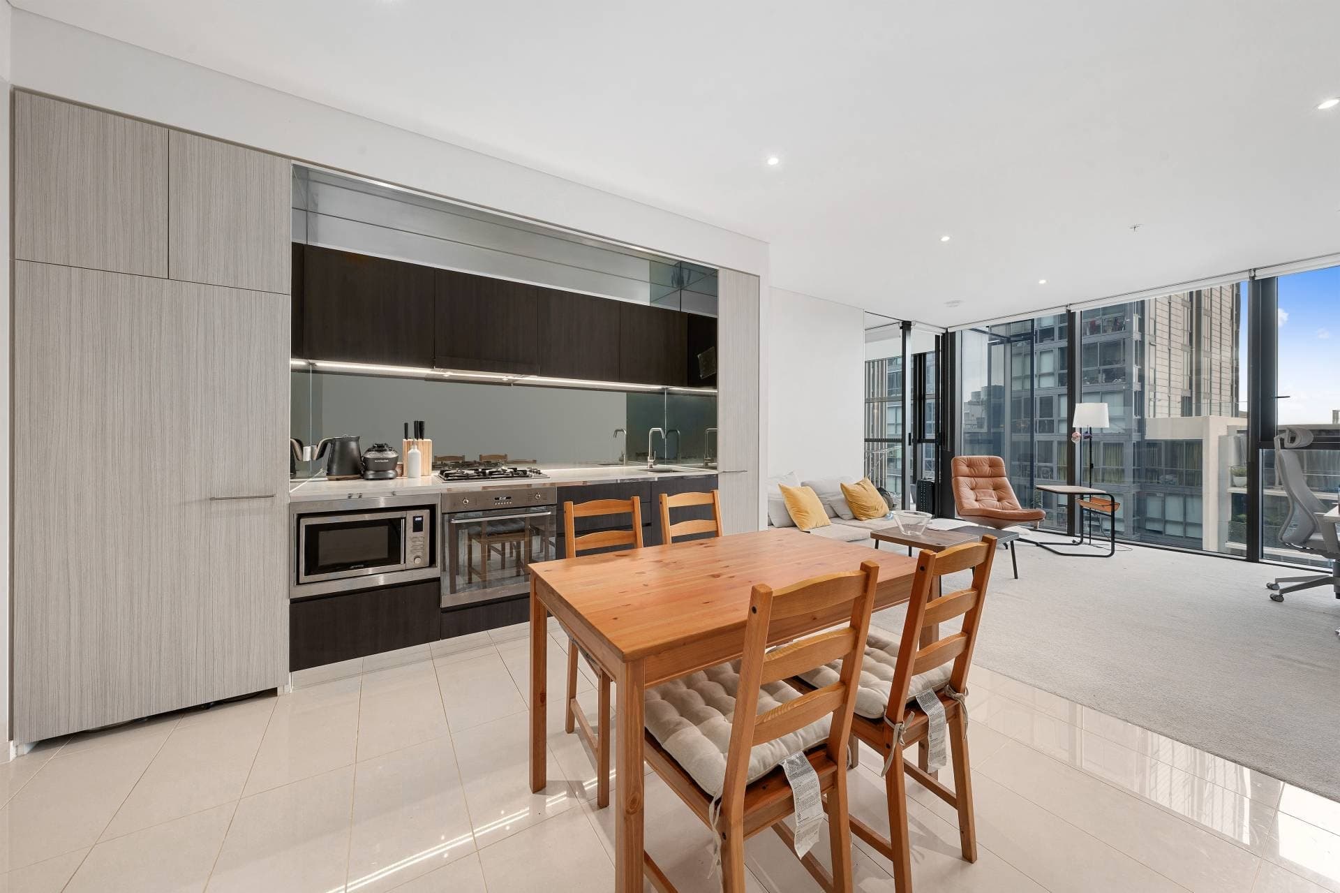 1011/211 Pacific Highway, North Sydney - Thumbnail 2