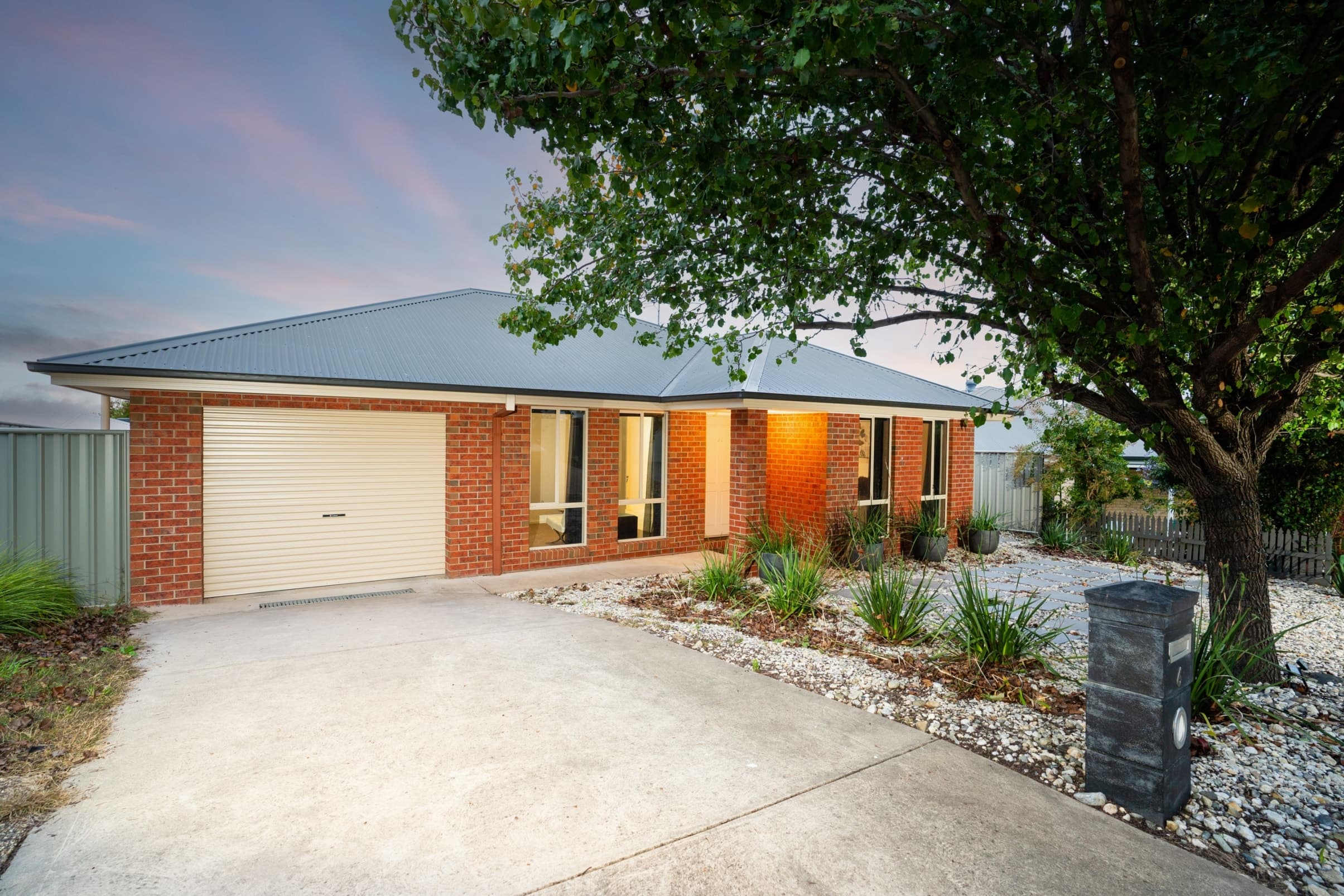 Simply Stunning VIC, Simply Stunning - Image 1