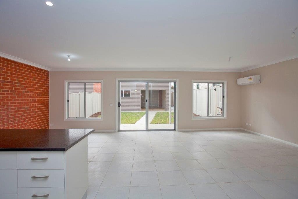 2/9 Akuna Avenue Tallangatta VIC, Tallangatta - Image 1