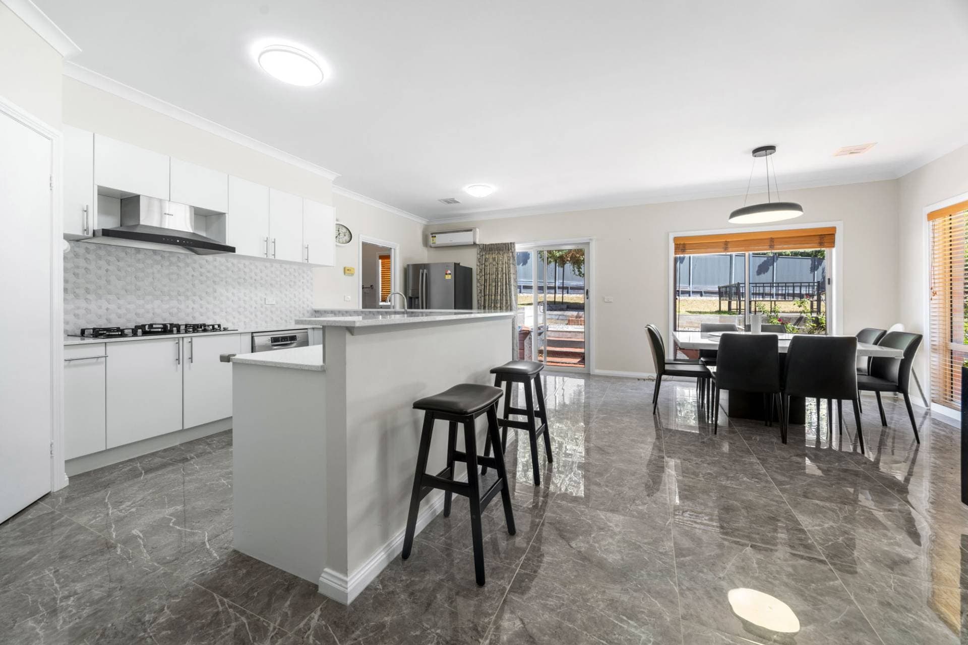 7 Roslyn Ct, Kennington - Thumbnail 8