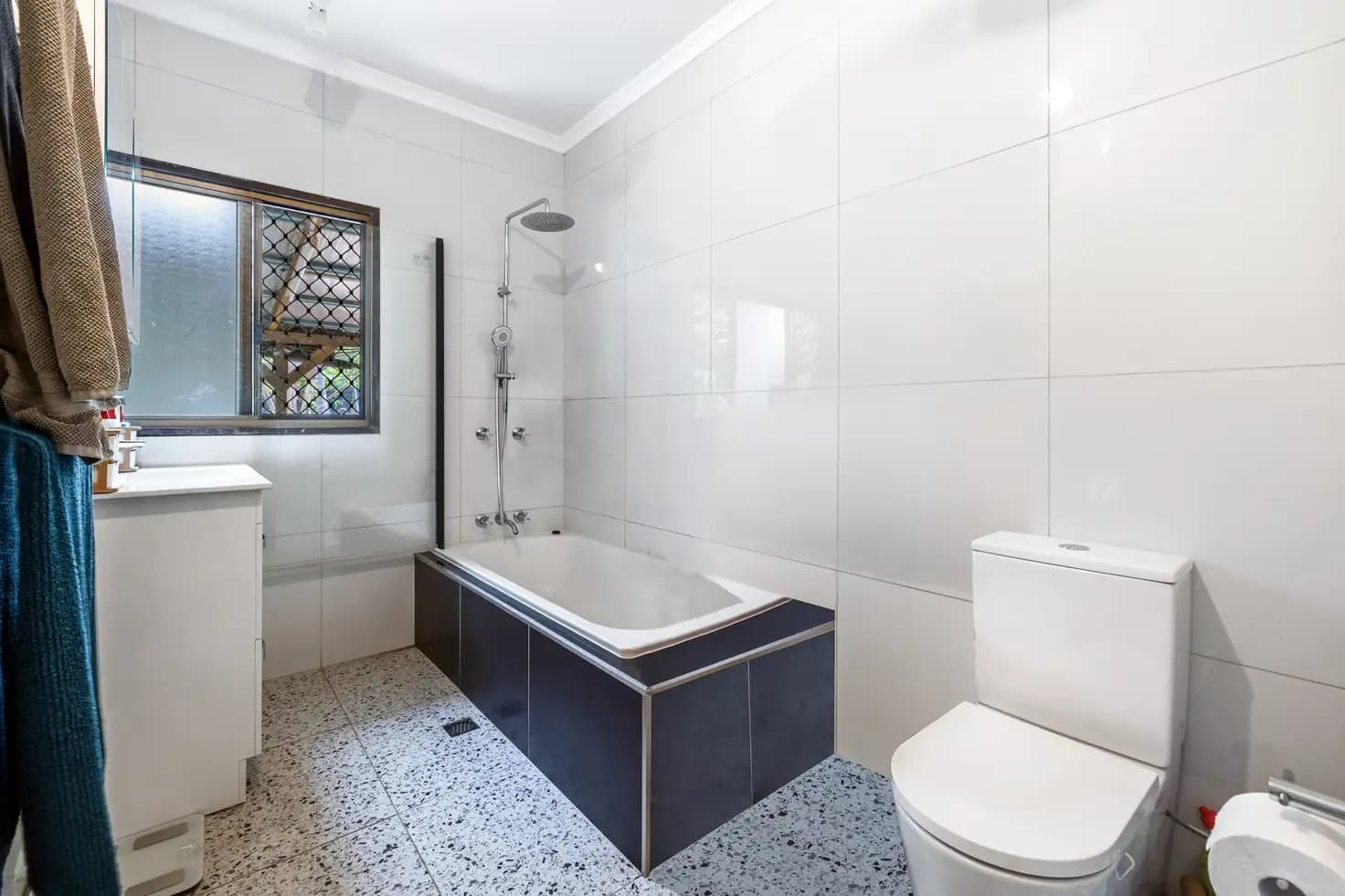 49 Essington Avenue, 49 Essington Avenue - Thumbnail 3