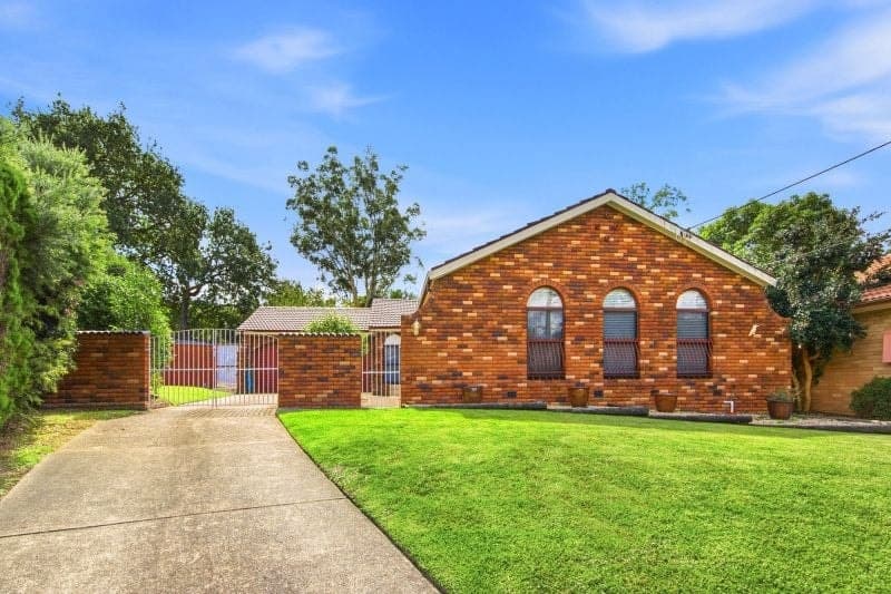 16 Lincoln Place, Castle Hill, Castle Hill - Image 1