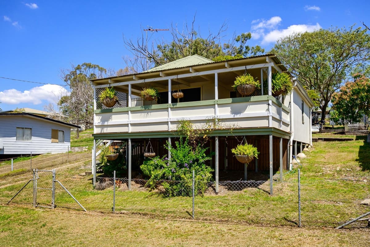 17 Raglan Street, MOUNT LARCOM, QLD, Mount Larcom - Image 1