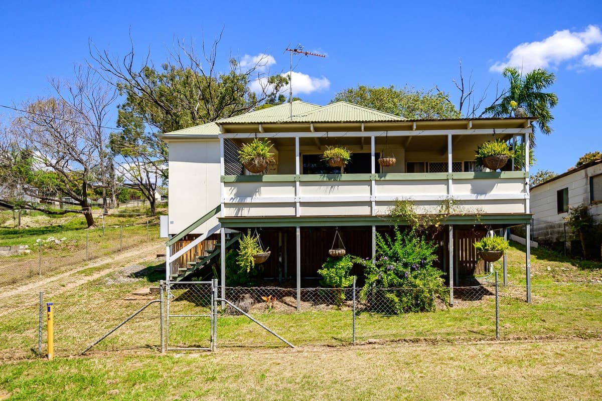 17 Raglan Street, MOUNT LARCOM, QLD, Mount Larcom - Thumbnail 2