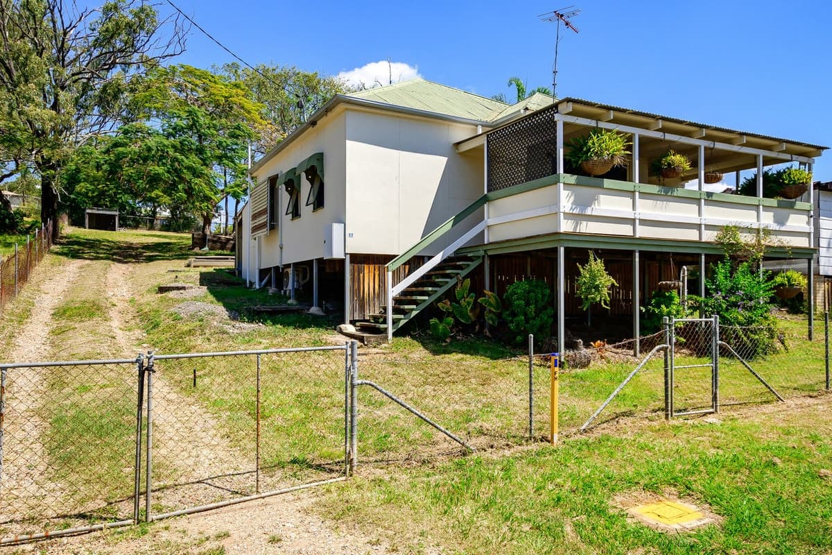 17 Raglan Street, MOUNT LARCOM, QLD, Mount Larcom - Thumbnail 3
