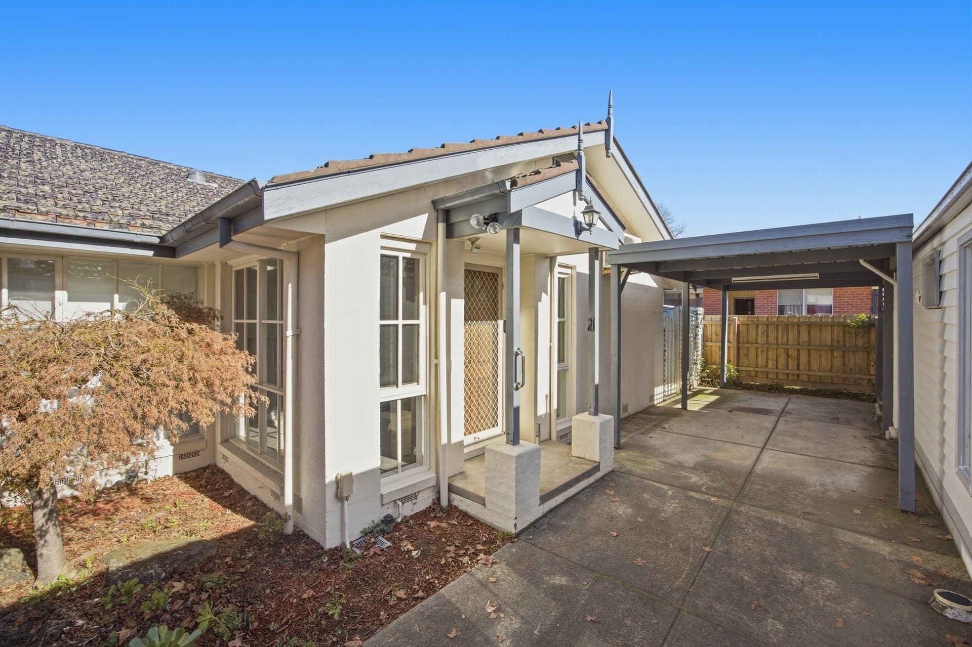 2/4 Quarry Road, Mitcham - Image 1