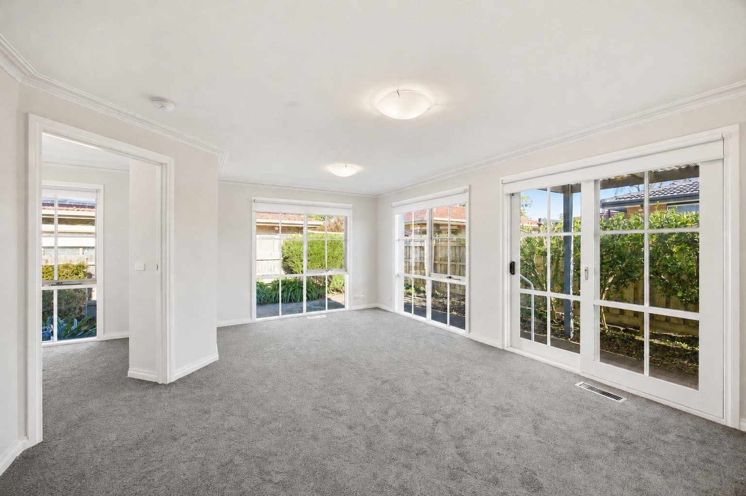 2/4 Quarry Road, Mitcham - Thumbnail 2