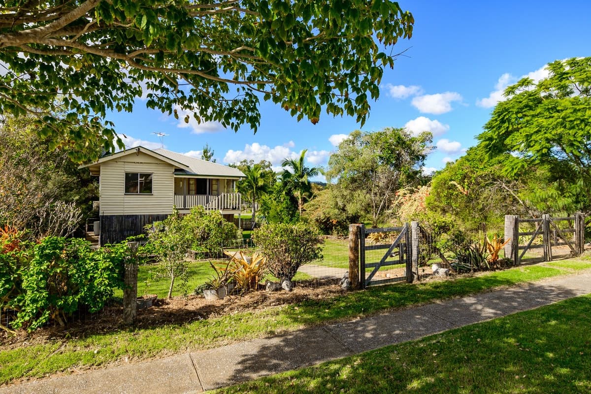 8 Raglan Street, MOUNT LARCOM, QLD, Mount Larcom - Thumbnail 2