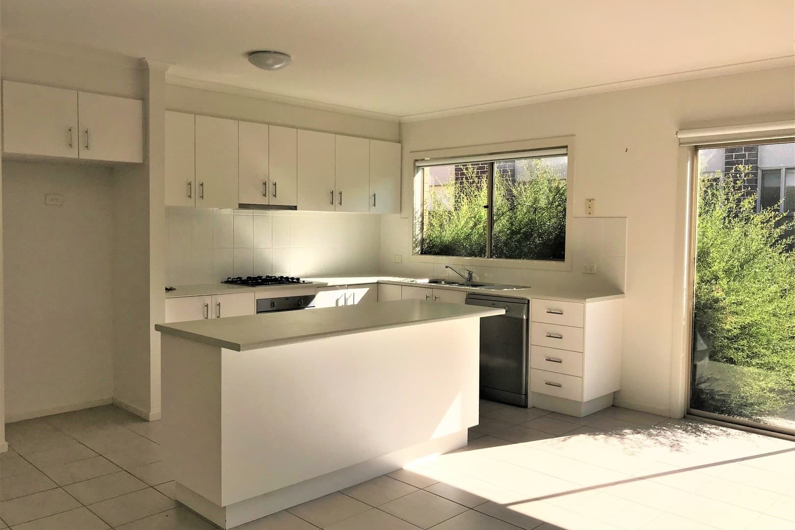10 Aldous PlaceCranbourne North, VIC 3977  - Leased, Cranbourne North - Thumbnail 2