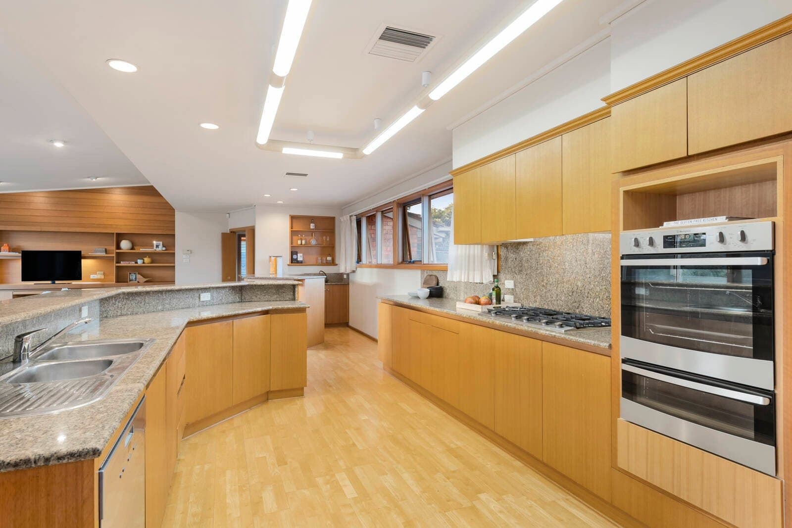 34 Fernhill Road,
                        
                    
                    
                        
                            Sandringham, Sandringham - Thumbnail 4