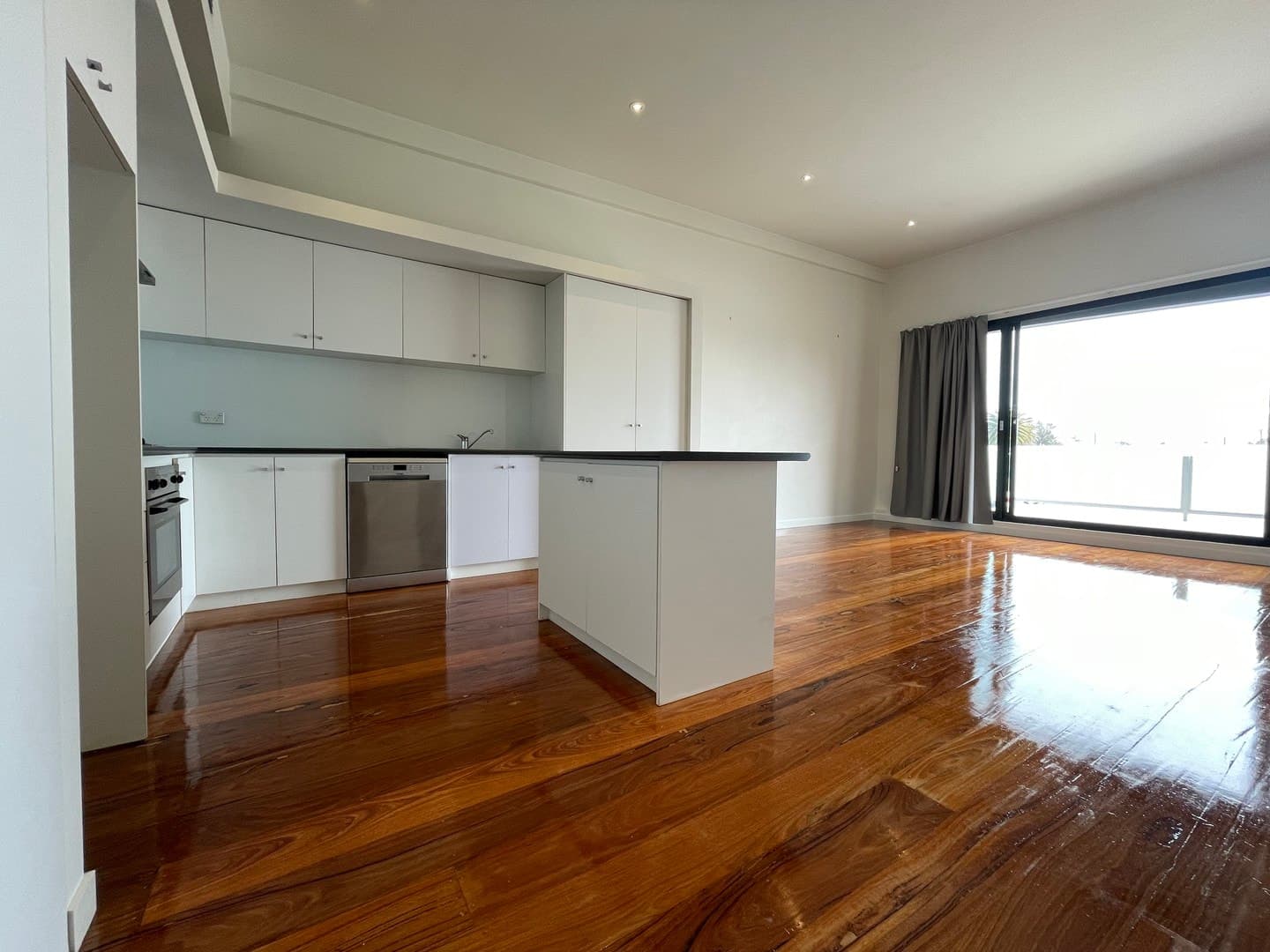 10/555 Main  StreetMordialloc, VIC 3195  - Leased, Mordialloc - Thumbnail 2
