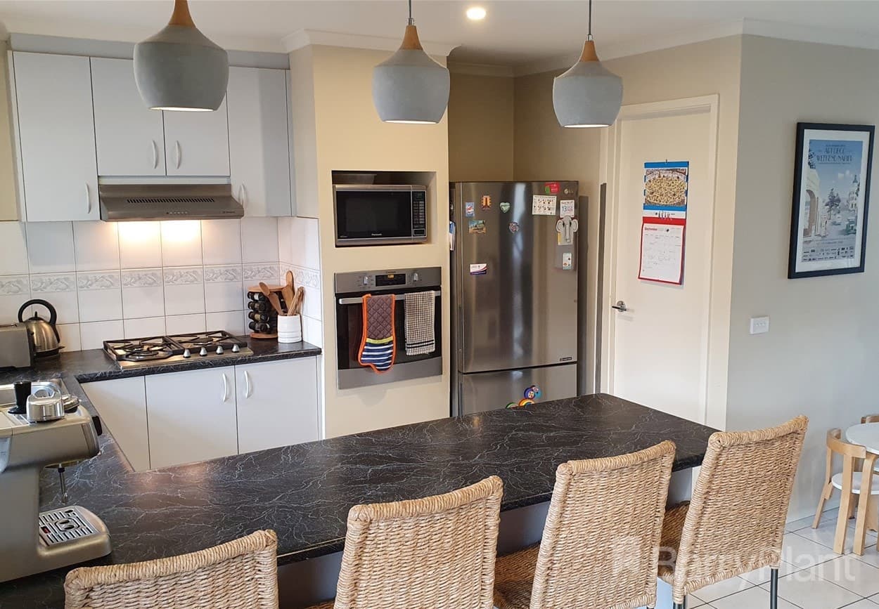 27 Sandalwood DriveNarre Warren, VIC 3805  - Leased, Narre Warren - Thumbnail 2