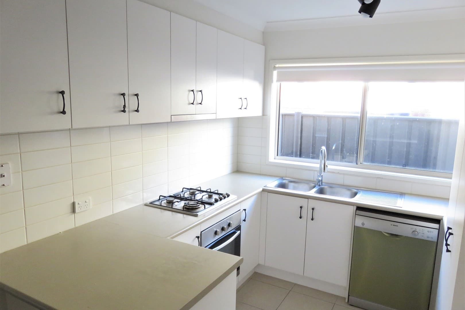 37 Kindred AvenueCranbourne North, VIC 3977  - Leased, Cranbourne North - Thumbnail 3