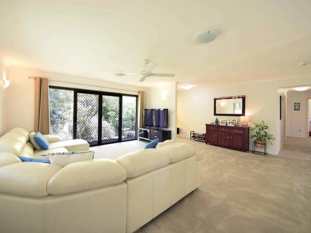 18 Manakin Avenue, BURLEIGH WATERS, Burleigh Waters - Thumbnail 2