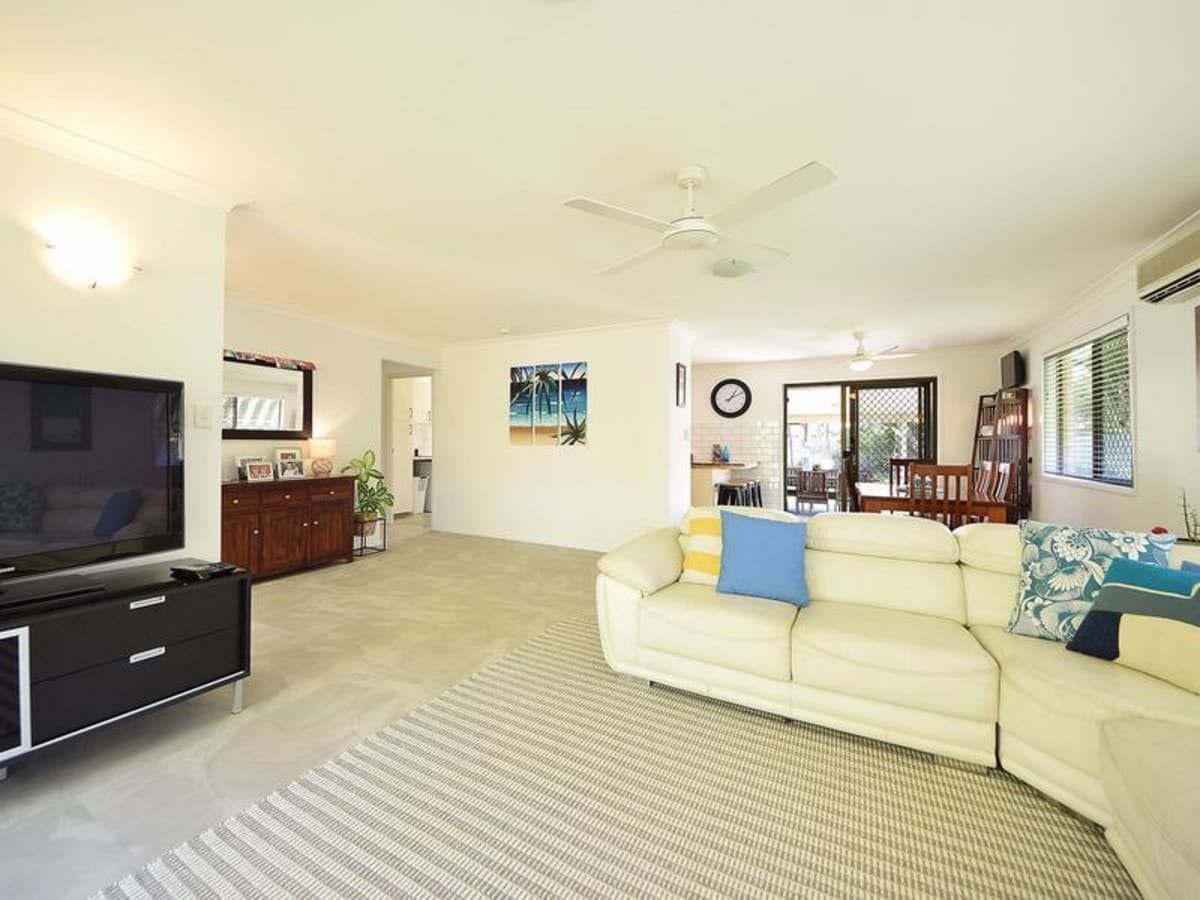18 Manakin Avenue, BURLEIGH WATERS, Burleigh Waters - Thumbnail 3