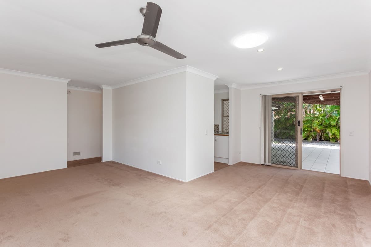 10 Bluemoon Close, BURLEIGH WATERS, Burleigh Waters - Thumbnail 2