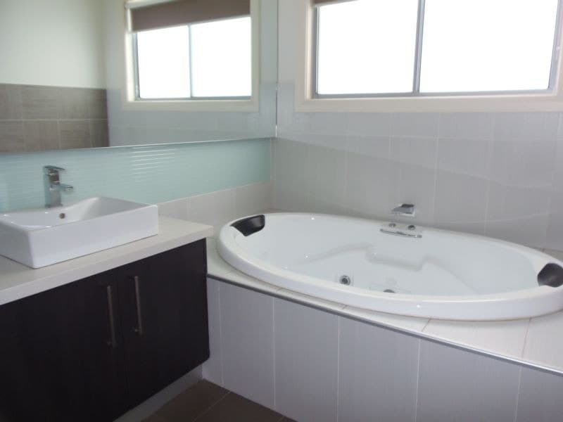 16 Cranwell SquareCaroline Springs, VIC 3023  - Leased, Caroline Springs - Thumbnail 5