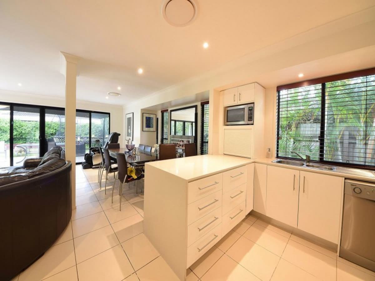 8 Grebe Place, BURLEIGH WATERS, Burleigh Waters - Thumbnail 3