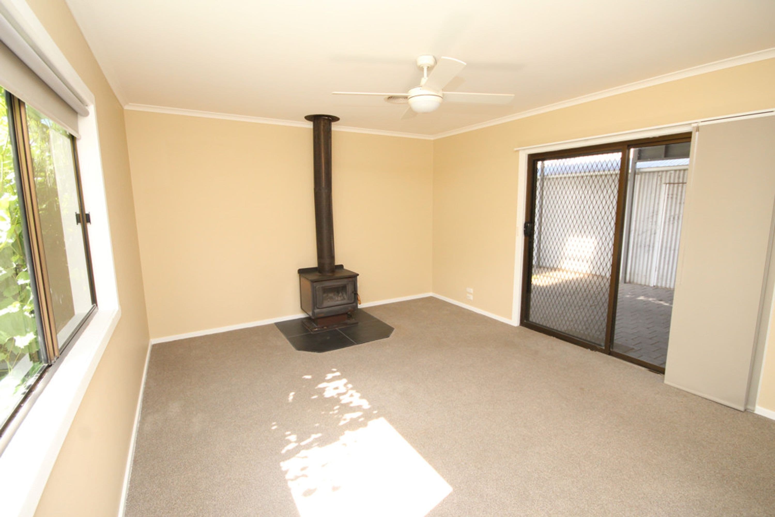 19 Milbourne Street, Warracknabeal VIC 3393, Warracknabeal - Thumbnail 4