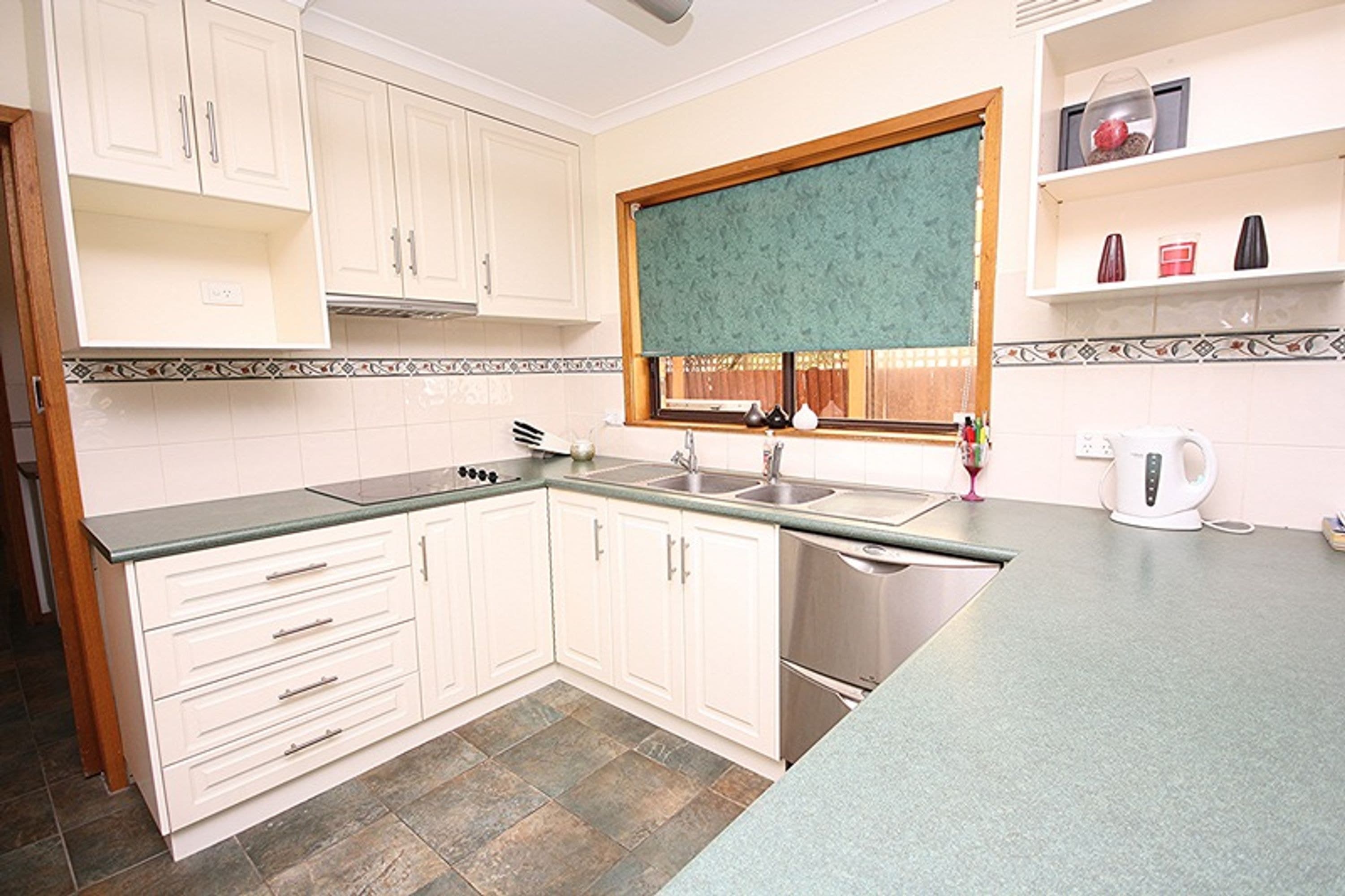 9 Carter Street, Horsham VIC 3400, Horsham - Thumbnail 2