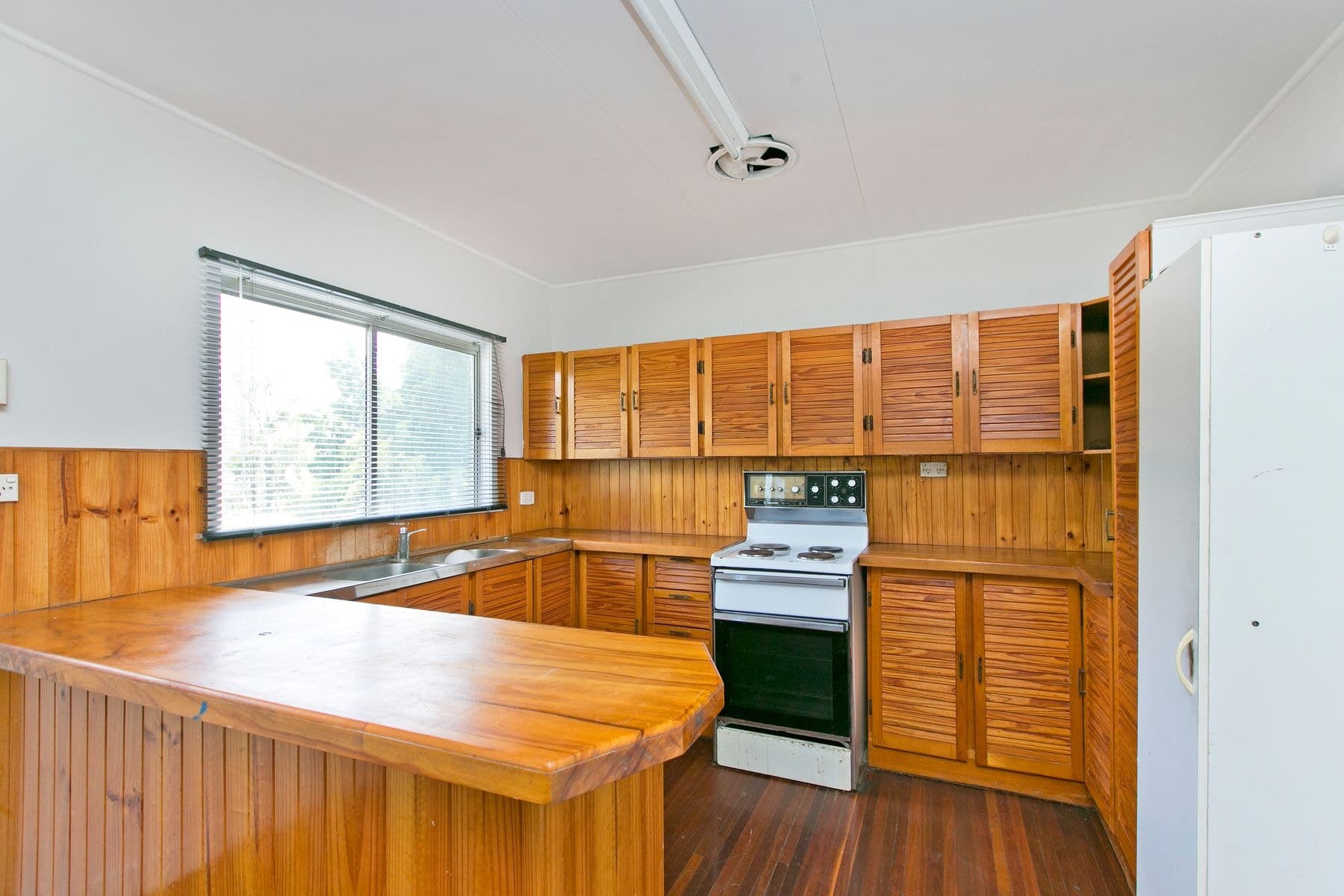 39 Kianawah Road, Wynnum West QLD 4178, Wynnum West - Thumbnail 4
