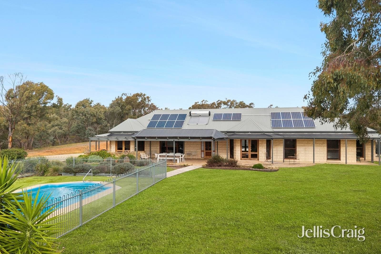 24 Ross Drive, Castlemaine, Castlemaine - Thumbnail 2