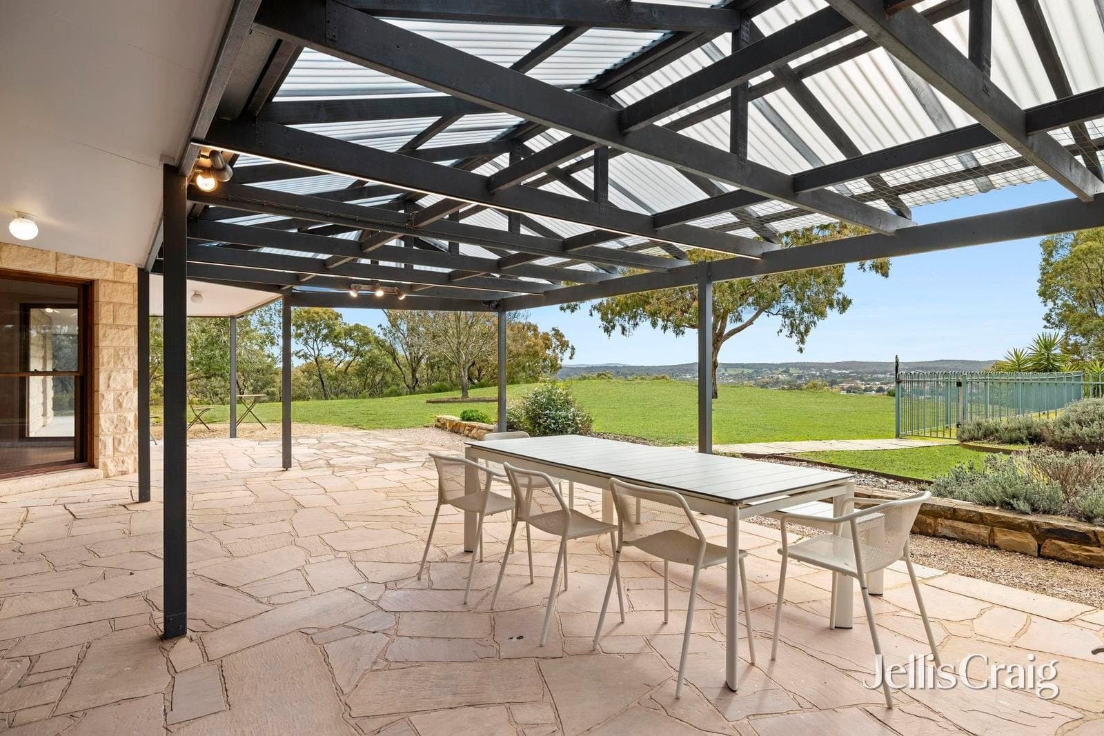 24 Ross Drive, Castlemaine, Castlemaine - Thumbnail 3