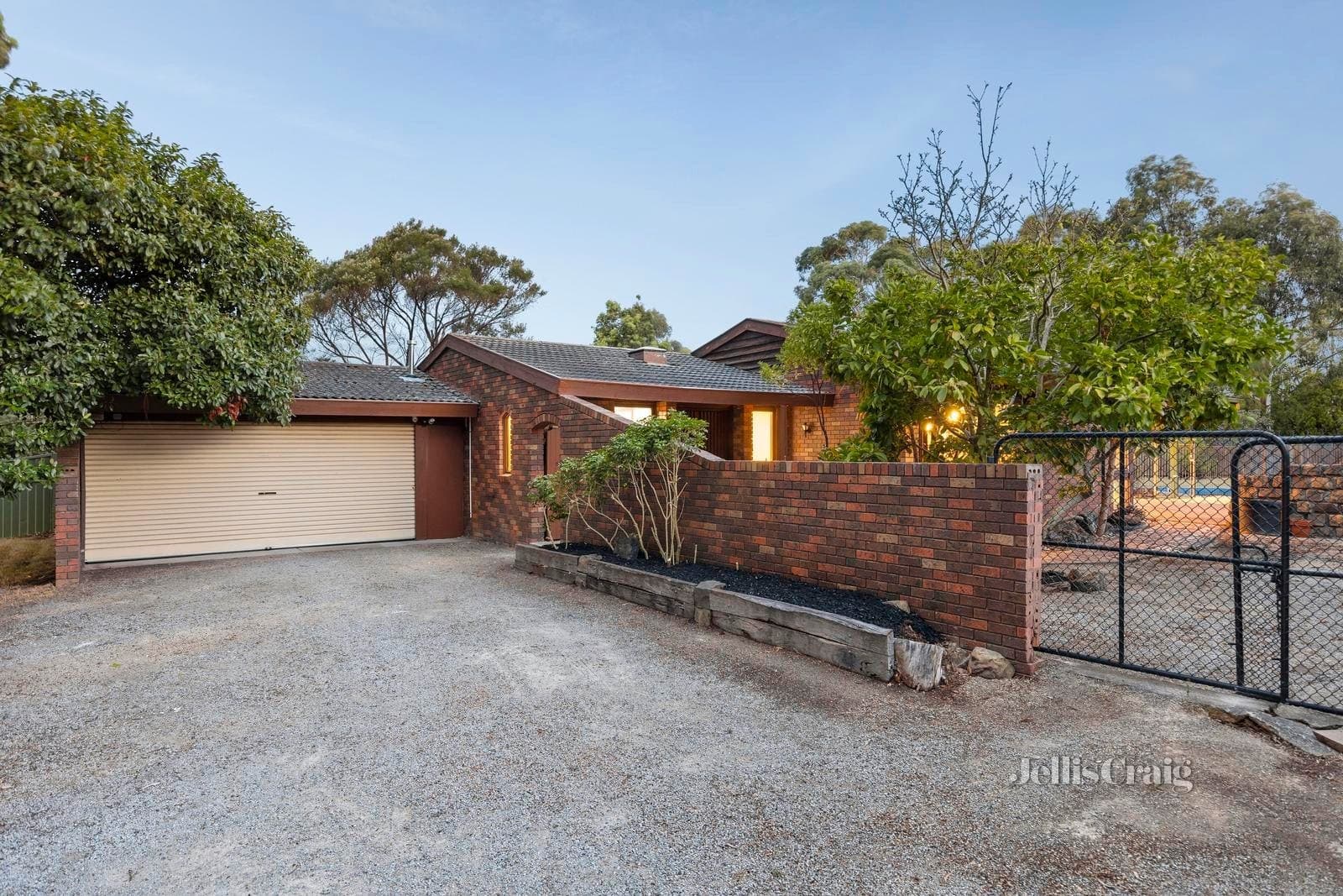 63 Diane Crescent, Croydon, Croydon - Thumbnail 2