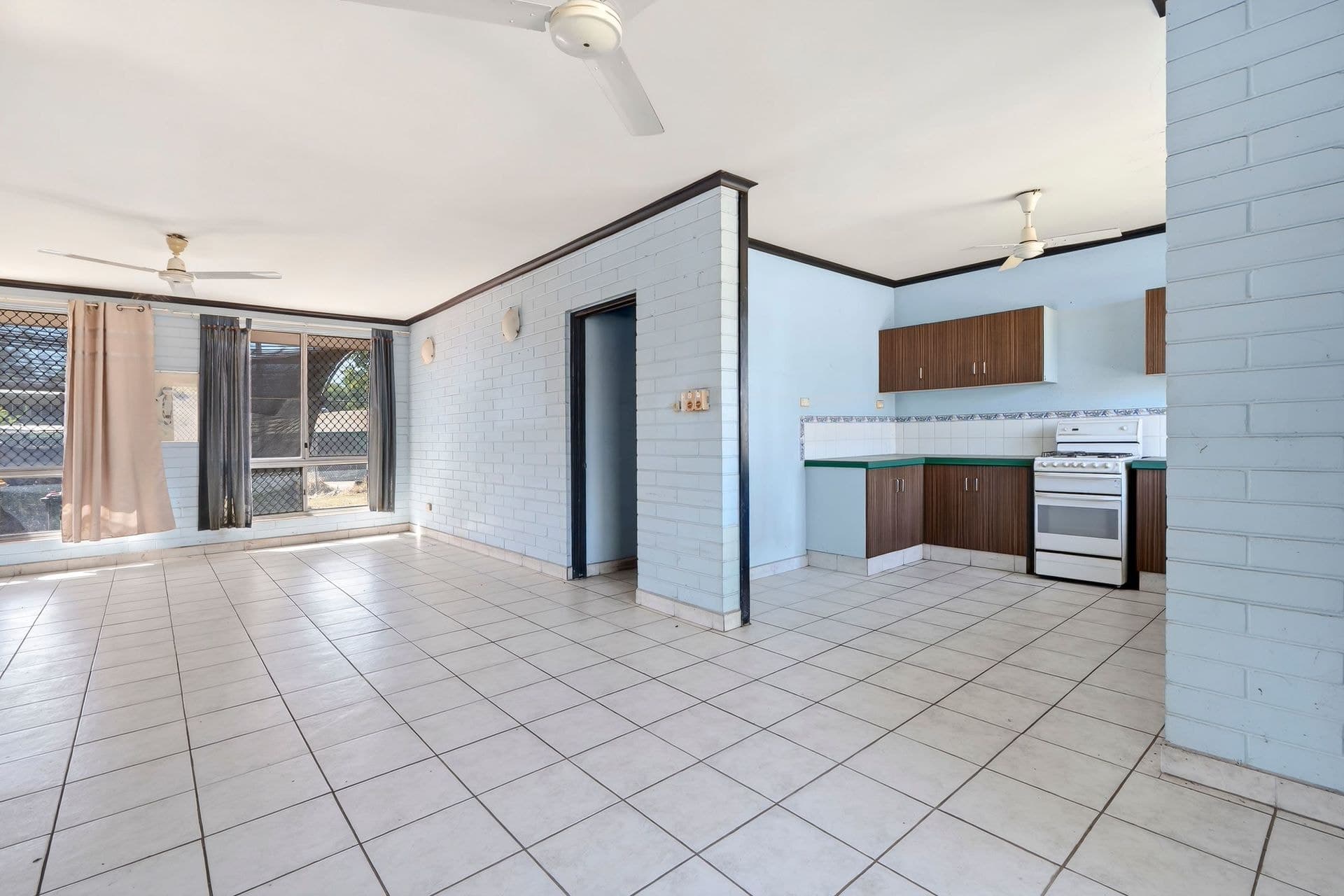 11 Cobham Court, Moulden - Thumbnail 3