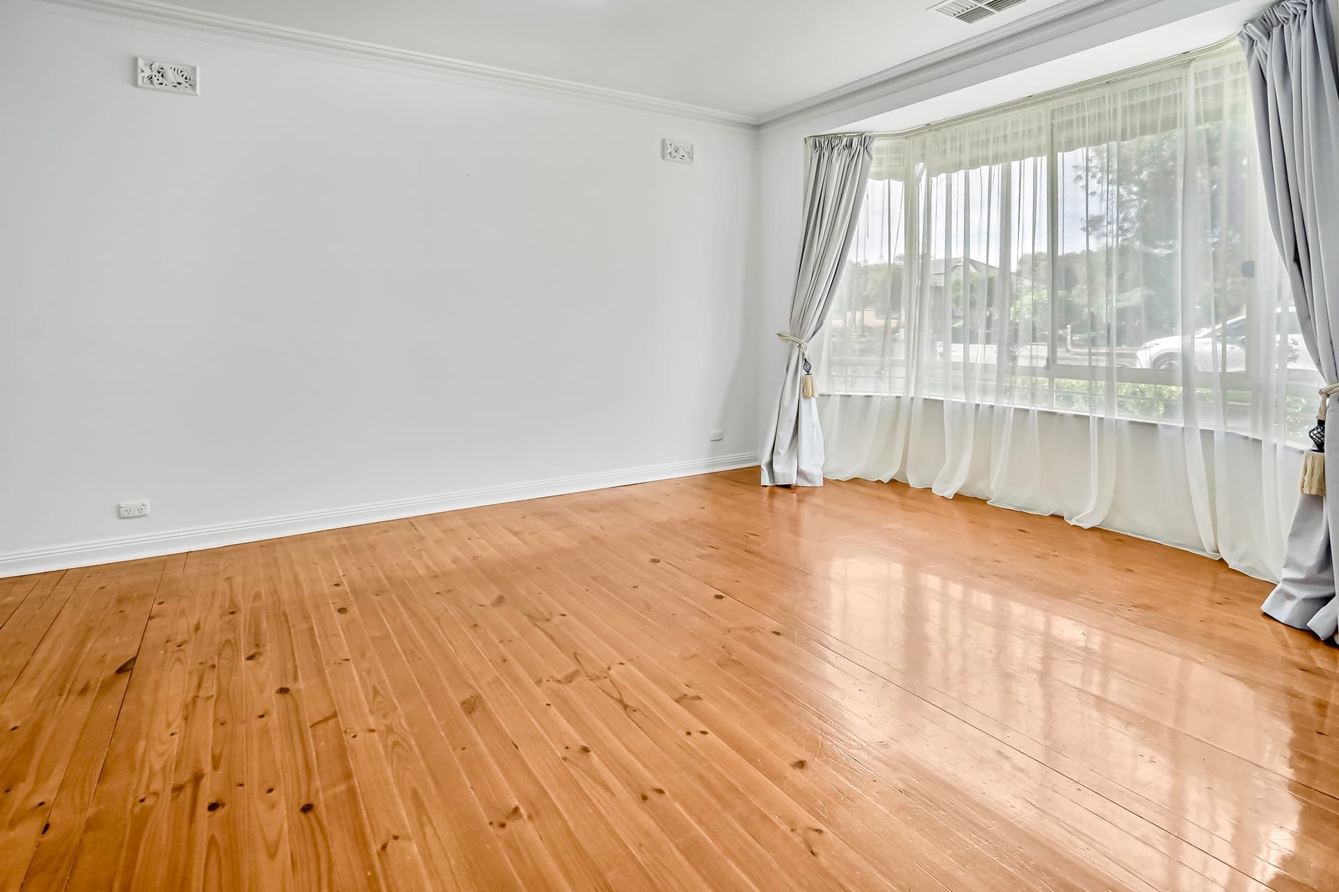 6 Gregory Avenue, Campbelltown, Campbelltown - Thumbnail 2