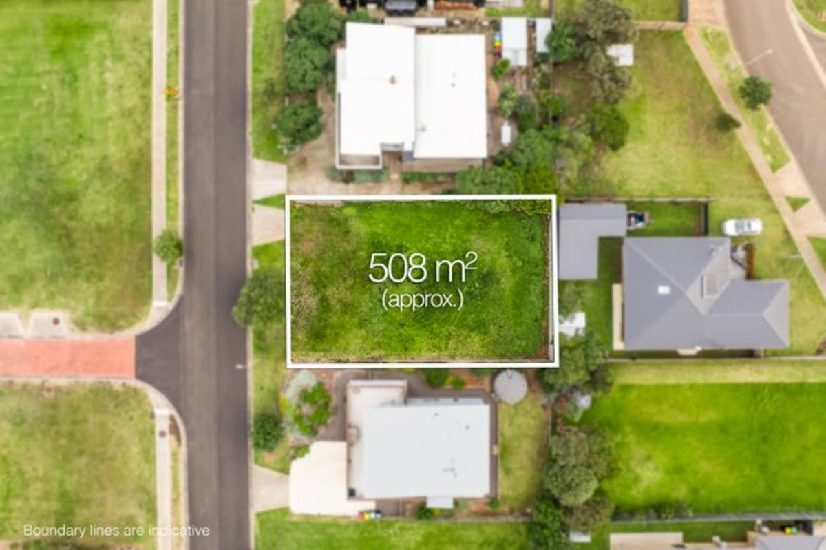 4 Lochard Street, Peterborough, VIC, Peterborough - Thumbnail 2