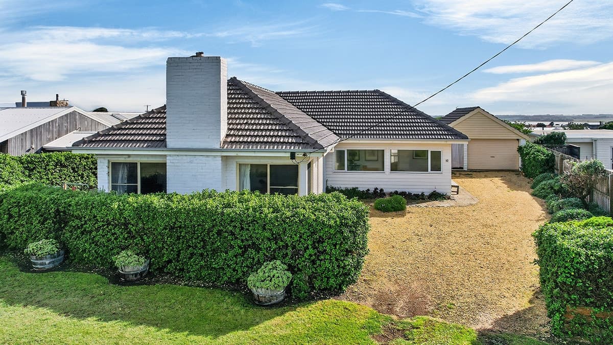 10 Schomberg Road, Peterborough, VIC, Peterborough - Thumbnail 2