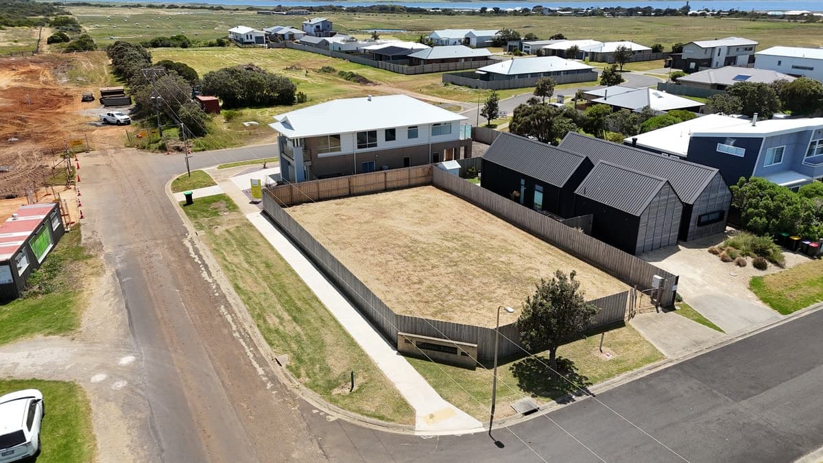 1 Lochard Street, Peterborough, VIC, Peterborough - Thumbnail 3