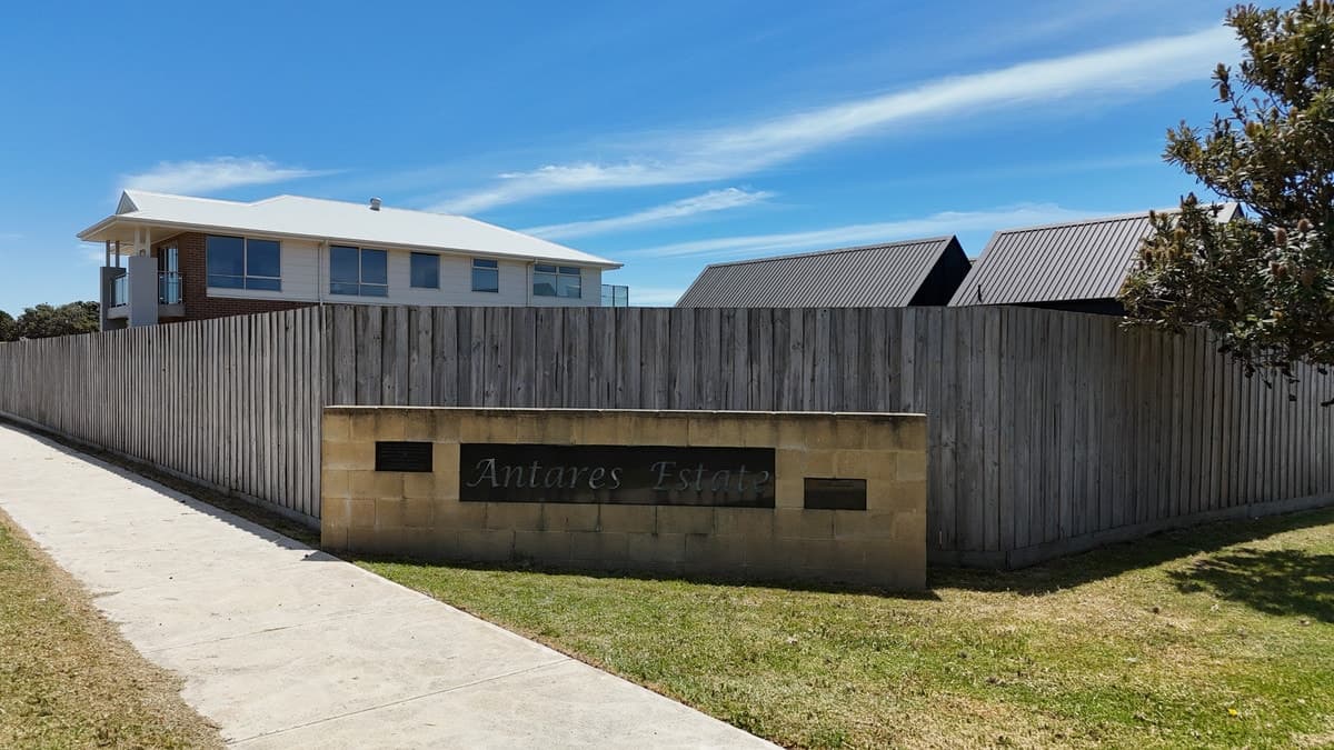 1 Lochard Street, Peterborough, VIC, Peterborough - Thumbnail 4