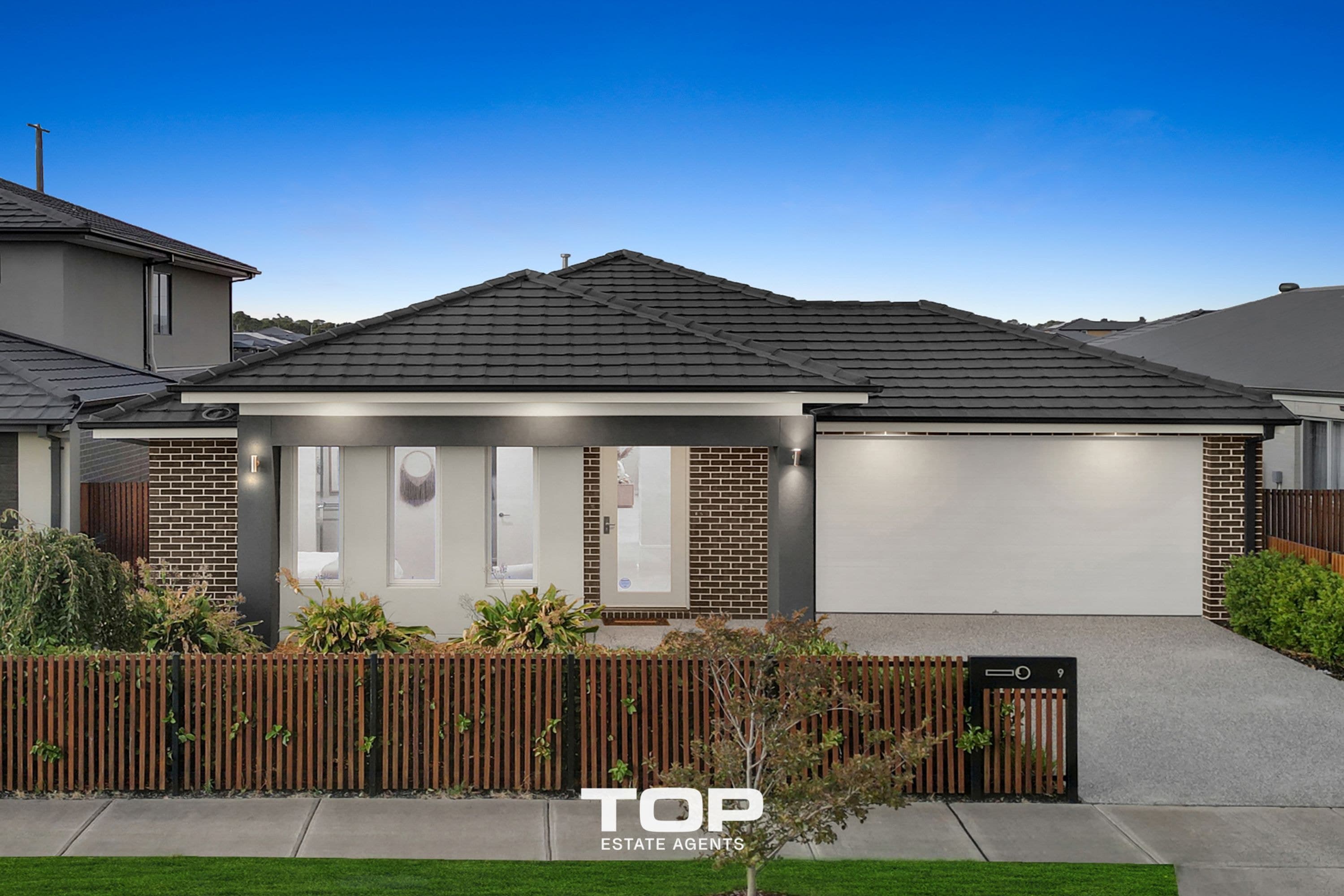 9 Grazing Way, Clyde North - Thumbnail 3