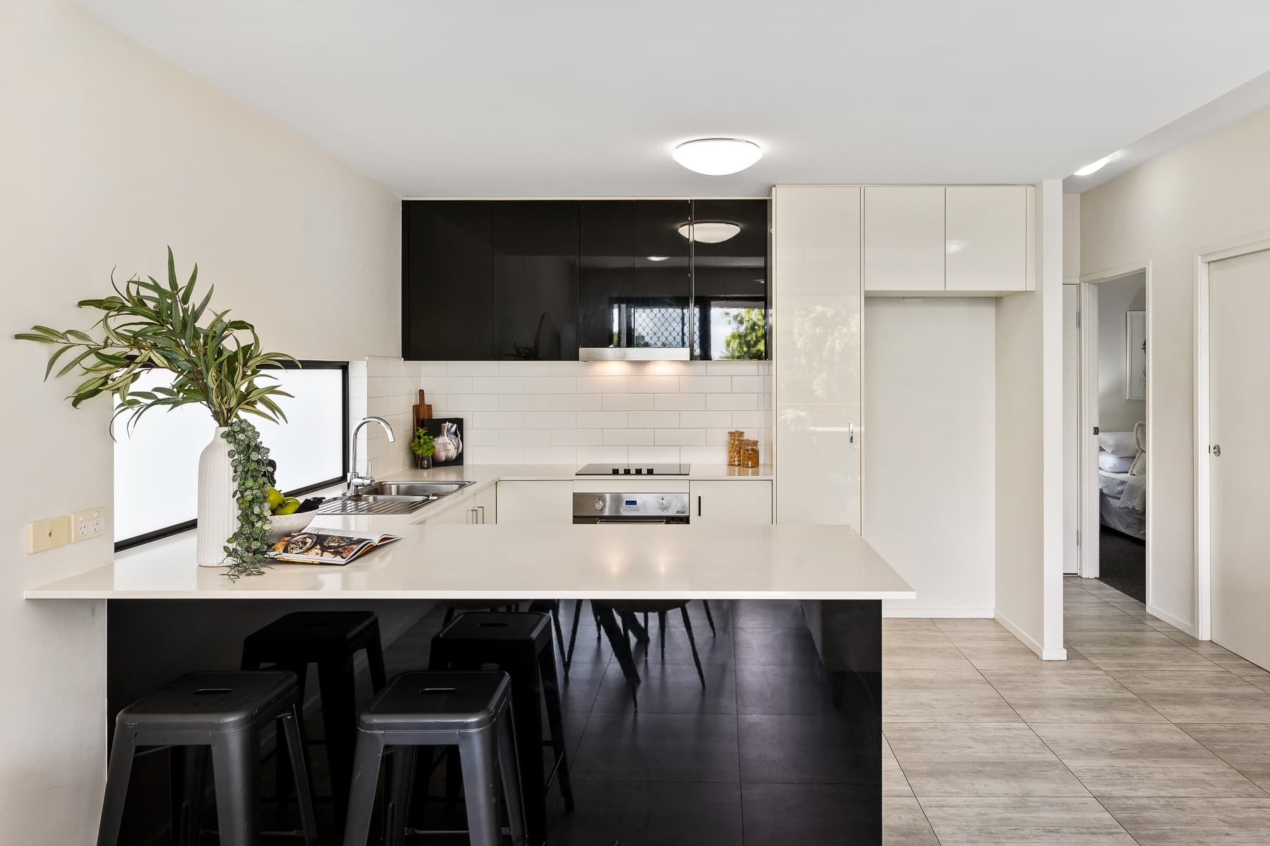 8/35 Crown Street, Holland Park West - Image 1