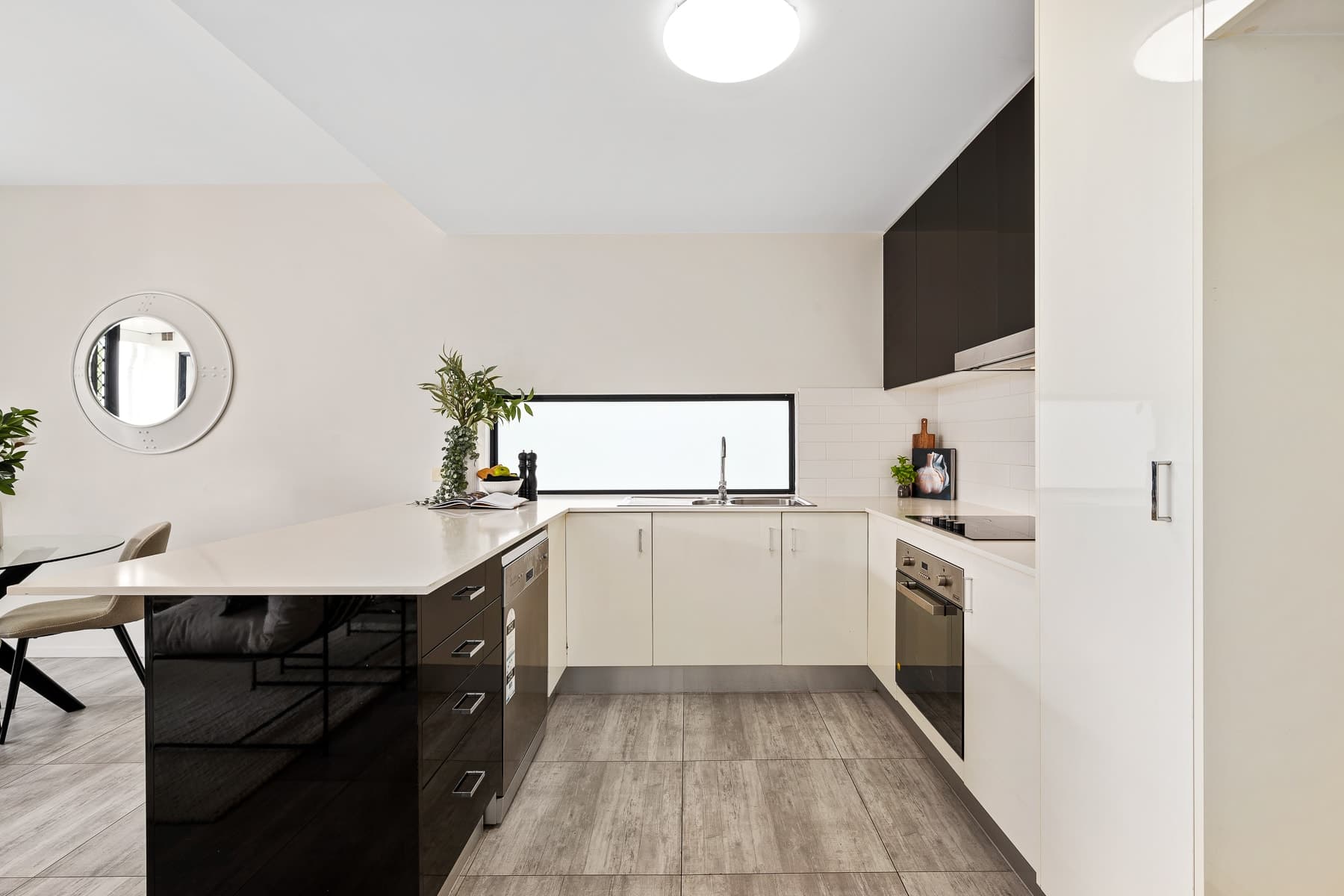 8/35 Crown Street, Holland Park West - Thumbnail 3