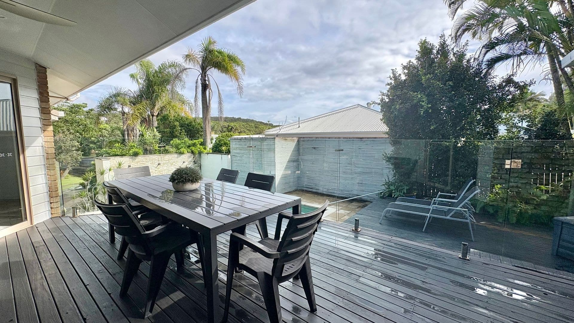 10 Driftwood Drive, Castaways Beach, Castaways Beach - Image 1