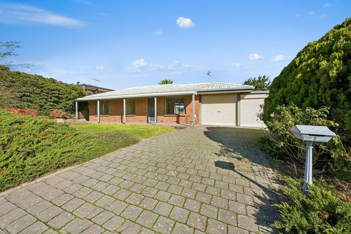7 Elmeade Drive, HALLETT COVE, SA 5158, Hallett Cove - Thumbnail 2