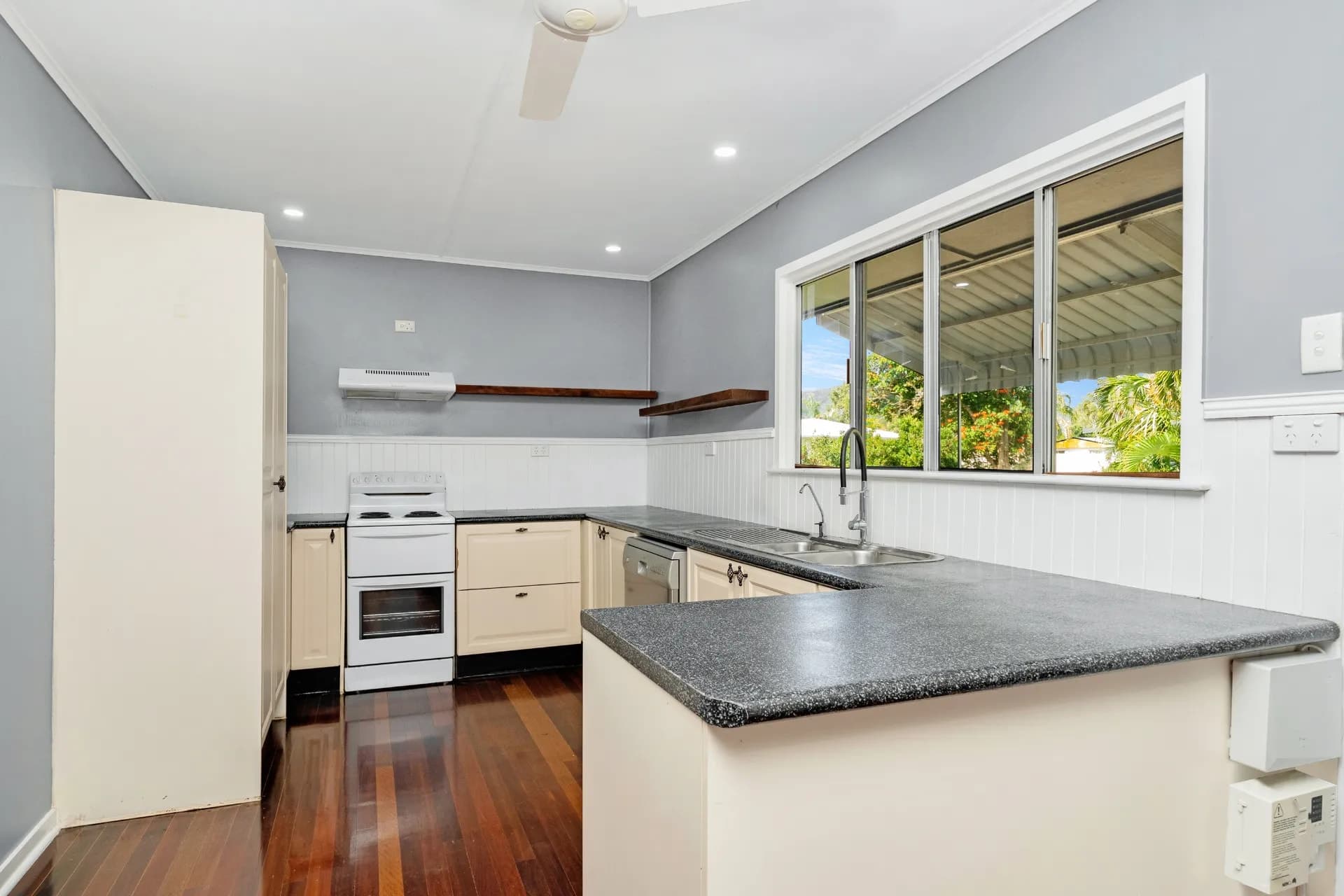 6 Ellimatta Avenue, Cranbrook, QLD, Cranbrook - Thumbnail 3
