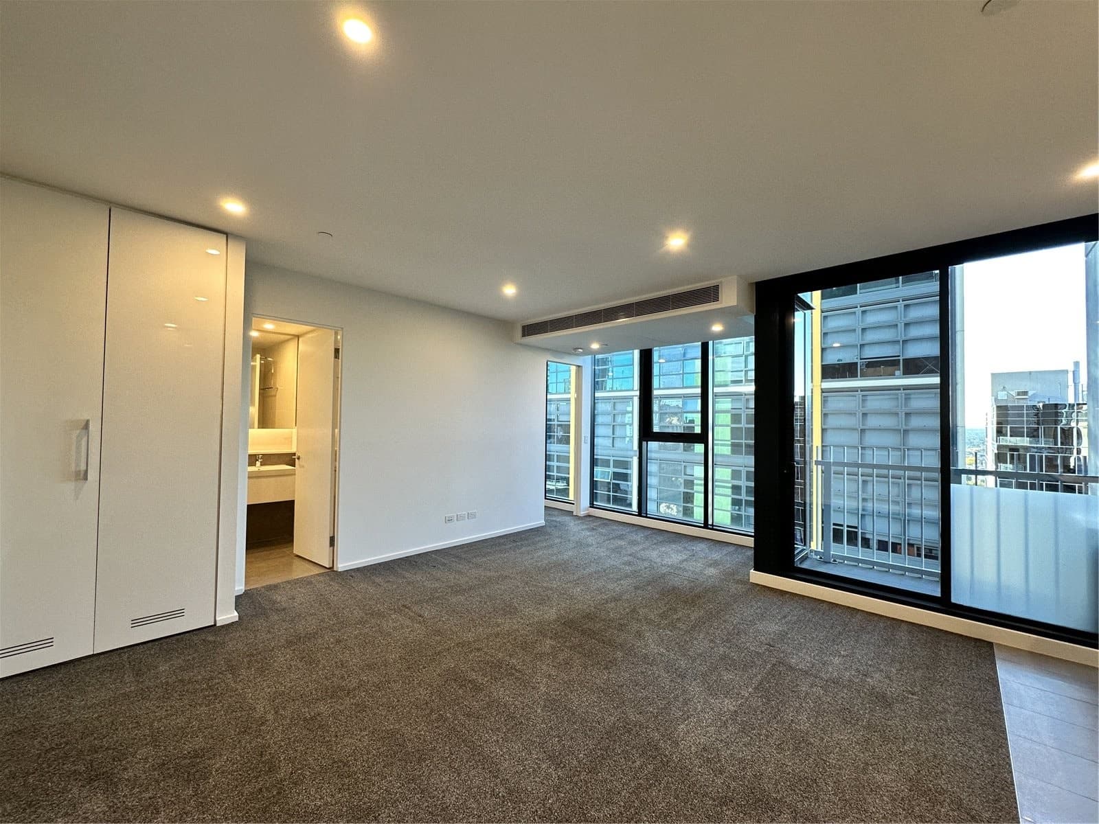 2001/560 Lonsdale Street, Melbourne - Thumbnail 2