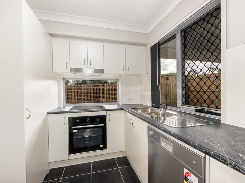 2/11 Sunrise Court, LOGANLEA  QLD  4131, Loganlea - Thumbnail 2
