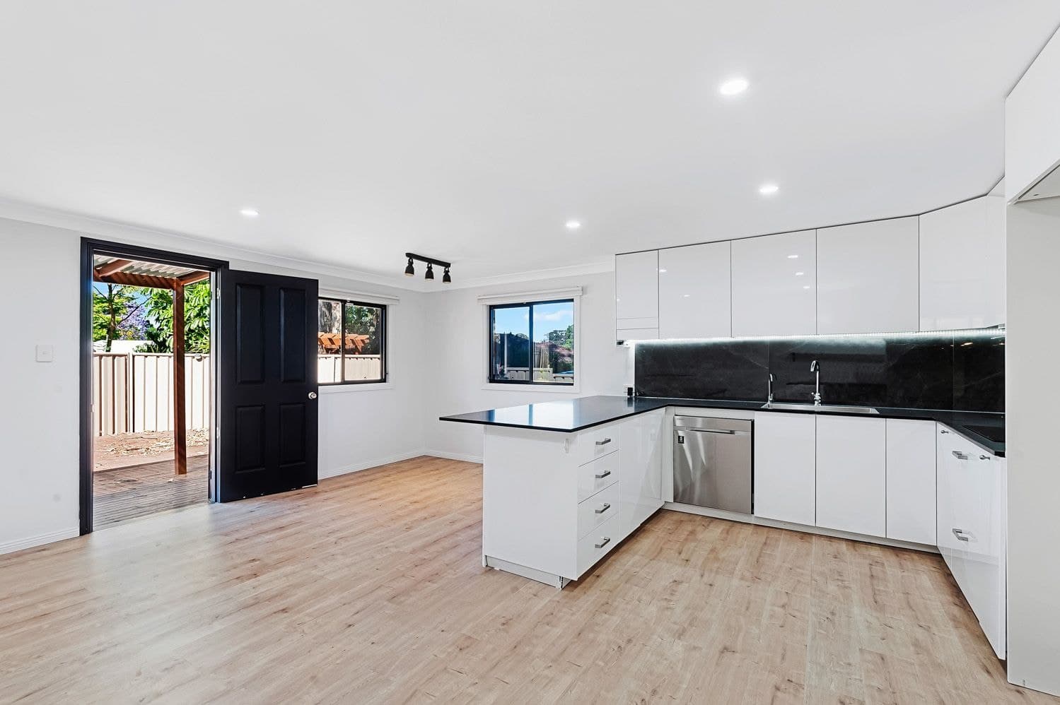 94 Barbara Boulevard, Seven Hills, Seven Hills - Thumbnail 2