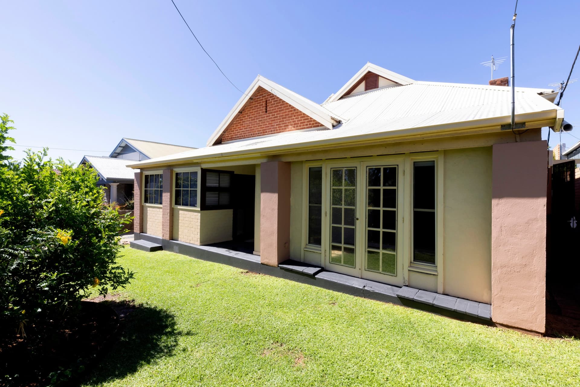 35 Waratah Street, Seacliff - Thumbnail 2