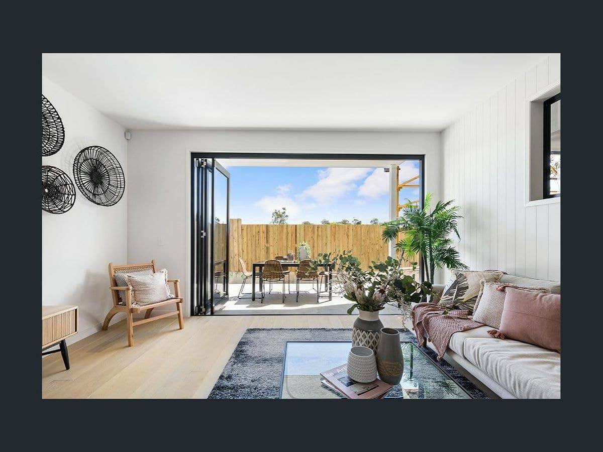 74 HILLVIEW PARADE, Ashmore, Ashmore - Thumbnail 3