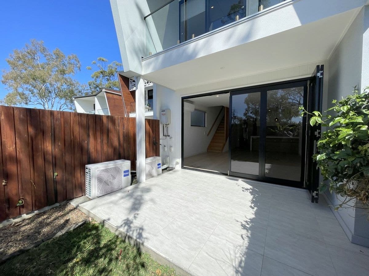 74 HILLVIEW PARADE, Ashmore, Ashmore - Thumbnail 4